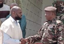 Coup de tonnerre : après les audios de Kemi Seba qui ont fuité, Tiani lui retire le passeport diplomatique et de nombreux privilèges Coup de tonnerre : après les audios de Kemi Seba qui ont fuité, Tiani lui retire le passeport diplomatique et de nombreux privilèges