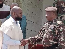 Coup de tonnerre : après les audios de Kemi Seba qui ont fuité, Tiani lui retire le passeport diplomatique et de nombreux privilèges