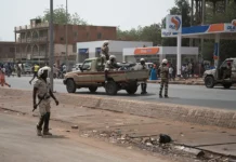 Nigeria : violente bagarre entre les soldats de l’armée de terre et les membres de la marine (vidéo) Nigeria : violente bagarre entre les soldats de l'armée de terre et les membres de la marine (vidéo)