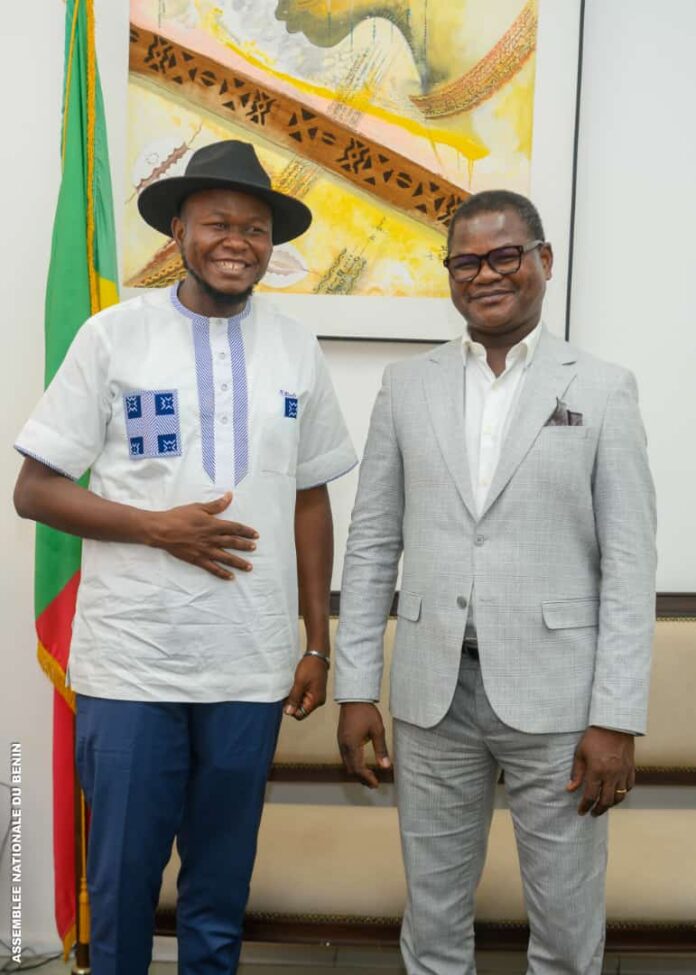 Projet "La magie, un tour dans le monde de l'invisible" : Thibaut ADOTANOU échange avec le 1er vice-président de l’Assemblée nationale Thibaut ADOTANOU