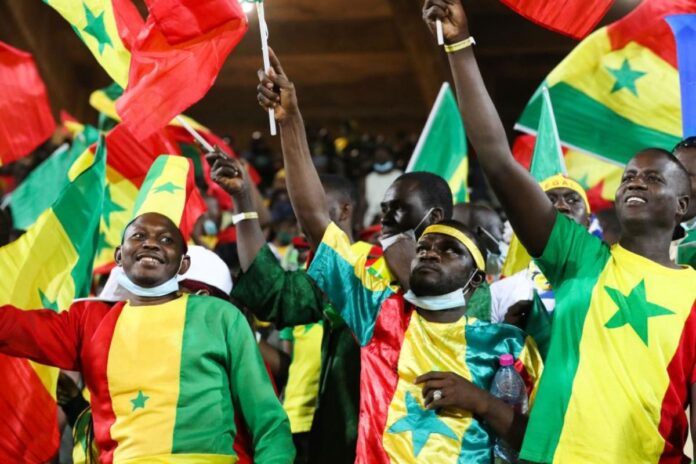 Des ramasseurs de balles traînent au sol un joueur sénégalais, la vidéo fait le tour du monde