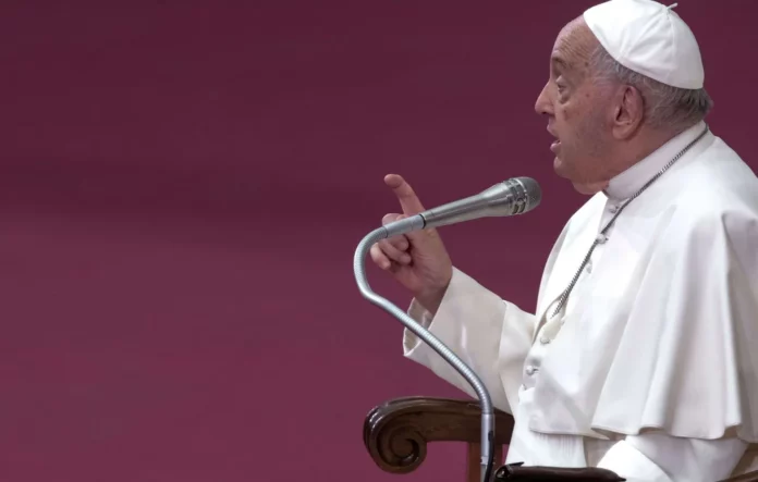 "L'homélie doit être courte": le pape François appelle les prêtres à ne pas "endormir" les fidèles