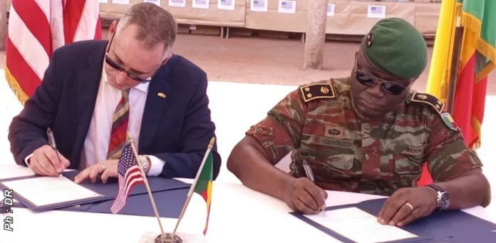 Bénin : en plein conflit avec le Niger, l'armée béninoise reçoit la visite des États-Unis Bénin : chassés du Niger, les États-Unis offrent aux Forces Armées des véhicules blindés