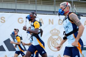Real Madrid : voici pourquoi les joueurs s’entraînent avec des masques Real Madrid : voici pourquoi les joueurs s’entraînent avec des masques