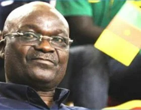 Roger Milla dézingue Marc Brys : « Il est un hors la loi qui confisque les passeports de… » Roger Milla dézingue Marc Brys : « Il est un hors la loi qui confisque les passeports de… »