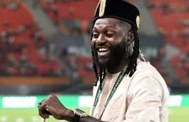 Emmanuel Adebayor enflamme le net : « Je mettais 11 parfums avant chaque match et je… »