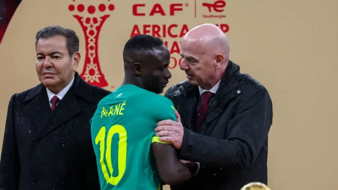 Mauvaise nouvelle pour le Sénégal après sa victoire face au Maroc : le président de la FIFA, Gianni Infantino fait une demande urgente à la CAF Mauvaise nouvelle pour le Sénégal après sa victoire face au Maroc : le président de la FIFA, Gianni Infantino fait une demande urgente à la CAF