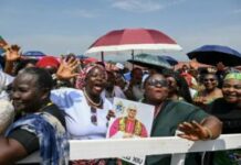 Des Camerounais surpris en train de lécher le tapis sur lequel le Pape Léon XIV a posé ses pieds; la scène scandalise le web (vidéo) Des Camerounais surpris en train de lécher le tapis sur lequel le Pape Léon XIV a posé ses pieds; la scène scandalise le web (vidéo)