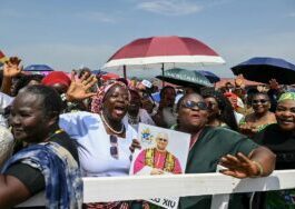 Des Camerounais surpris en train de lécher le tapis sur lequel le Pape Léon XIV a posé ses pieds; la scène scandalise le web (vidéo)