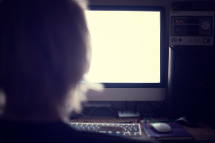 Working late at night. Avis aux parents : Voici pourquoi il ne faut pas publier les photos de son enfant sur les réseaux sociaux