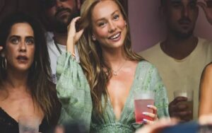 Copine Kylian Mbappé Ester Expósito : les images de la copine de Kylian Mbappé au concert de Bad Bunny font polémique