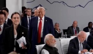 Donald Trump arrive en retard à une réunion des dirigeants des pays du G7 et lâche : "Je suis le boss" Donald Trump arrive en retard à une réunion des dirigeants des pays du G7 et lâche : "Je suis le boss"