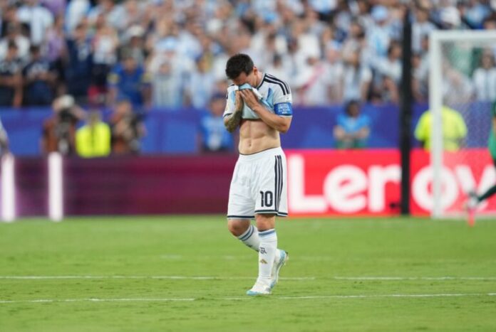 Lionel Messi a pleuré pour son premier match en Coupe du Monde 2026 contre l’Algérie après avoir inscrit son premier but. Lionel Messi a pleuré pour son premier match en Coupe du Monde 2026 contre l’Algérie après avoir inscrit son premier but.