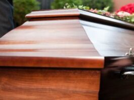 Une adolescente de 15 ans se réveille dans son cercueil pendant sa veillée funèbre, les faits
